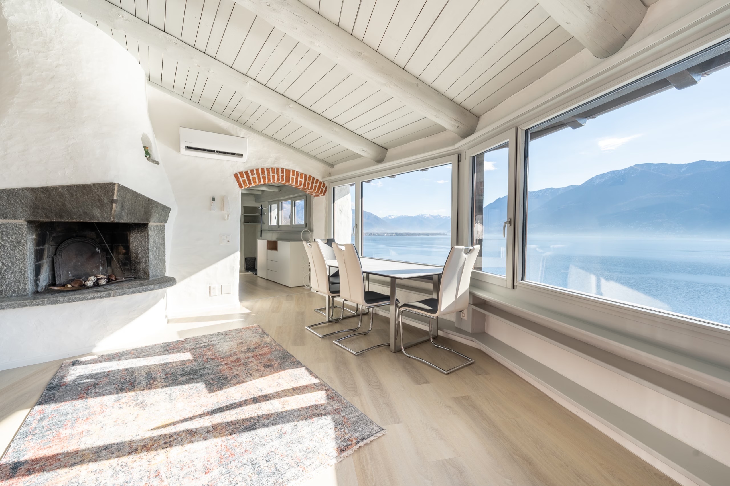 Wohnzimmer mit Blick auf den Lago Maggiore