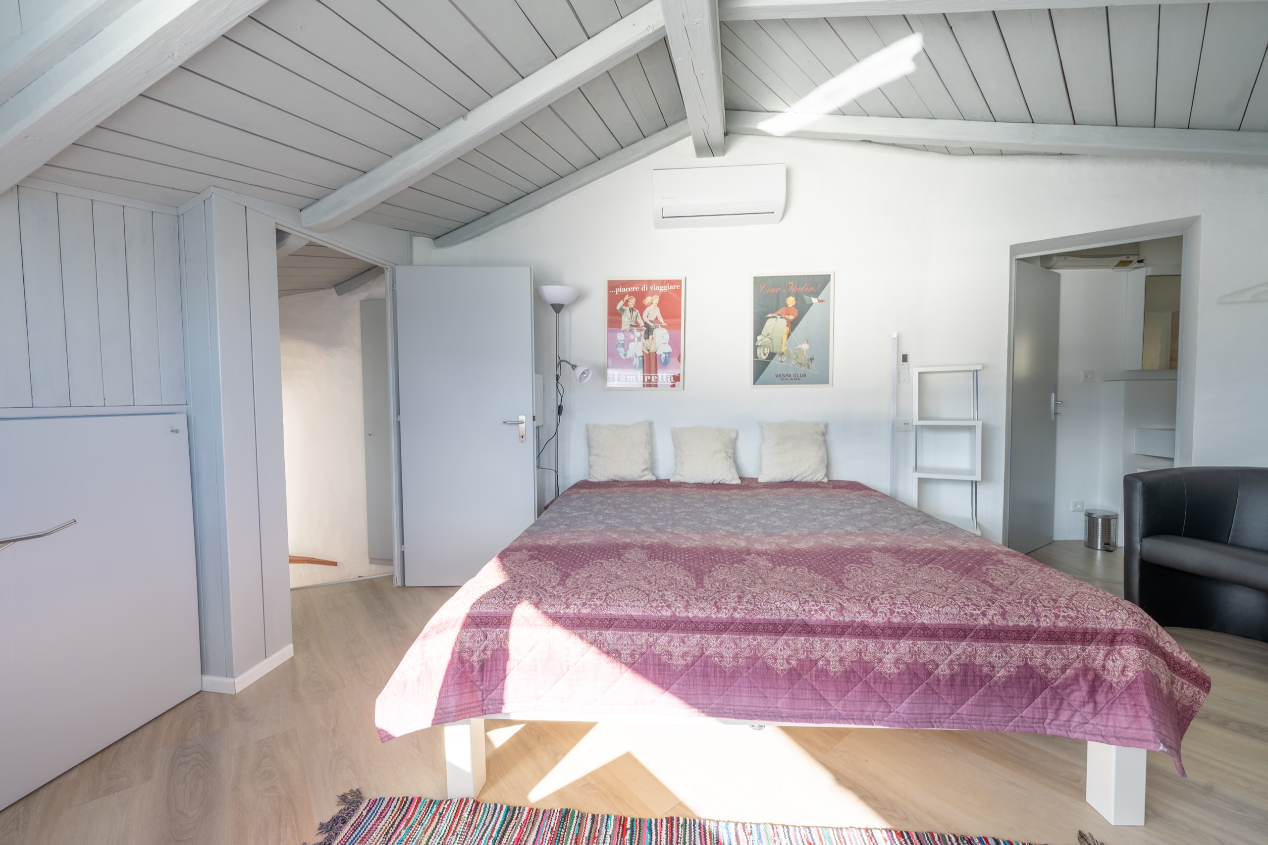 Schlafzimmer mit Doppelbett