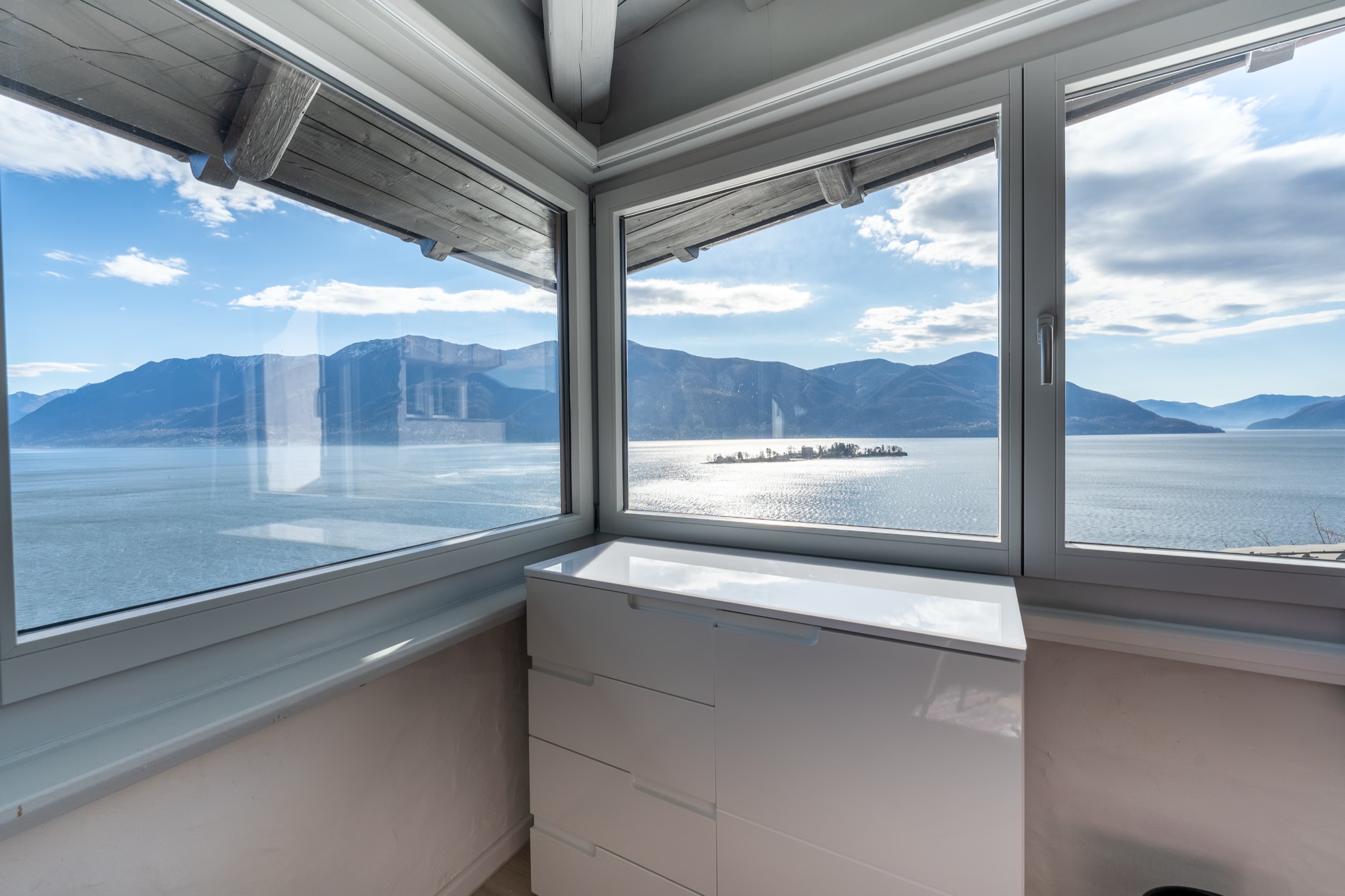Schlafzimmer mit Blick auf den See