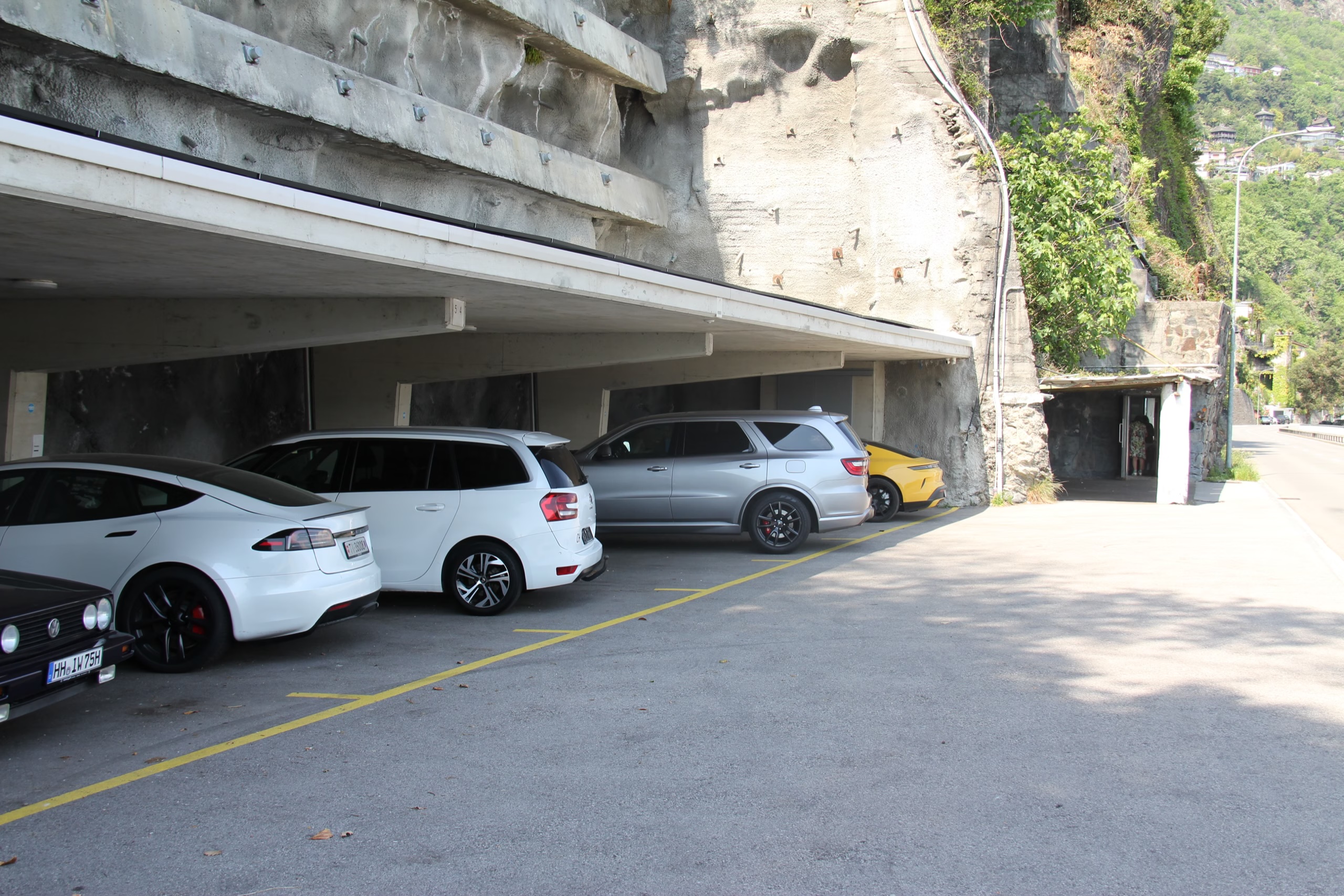 Gedeckter Parkplatz unter der Wohnung