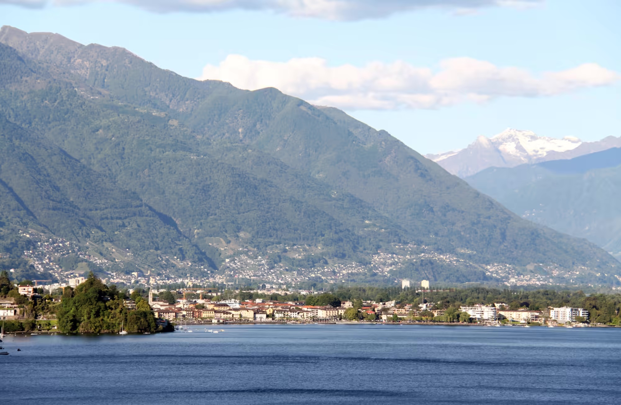 Abendlicher Blick auf Ascona und den Lago Maggiore mit den Tessiner Bergen
