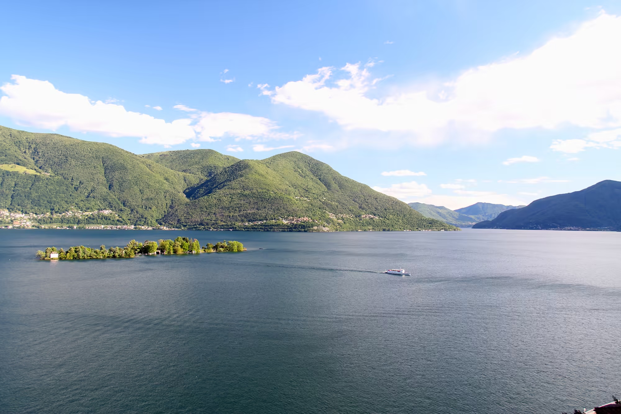 Nachmittäglicher Blick vom Lago Maggiore in Richtung Italien mit Brissago-Inseln und Tessiner Bergen