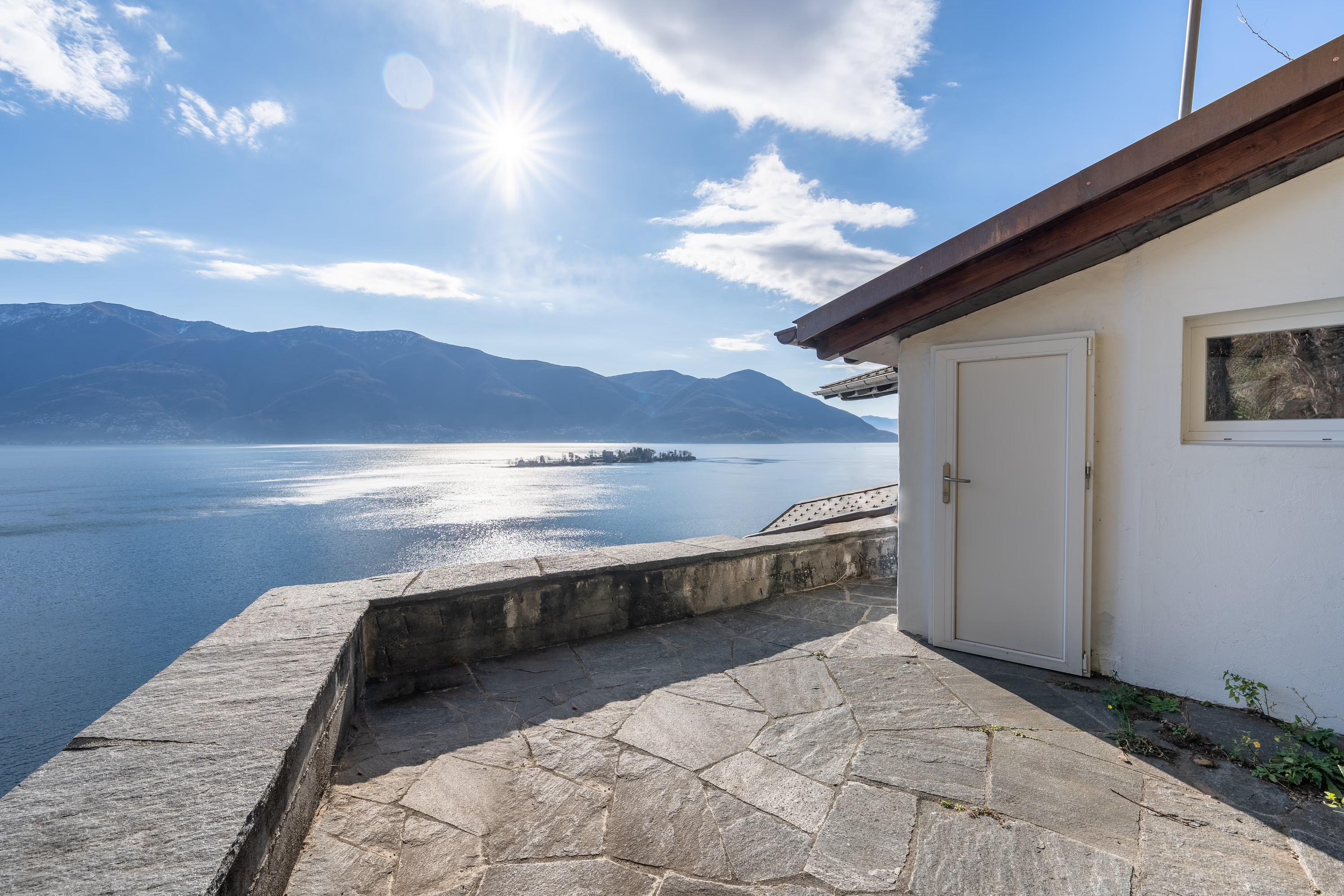Obere Terrasse am Abend mit Blick über den Lago Maggiore