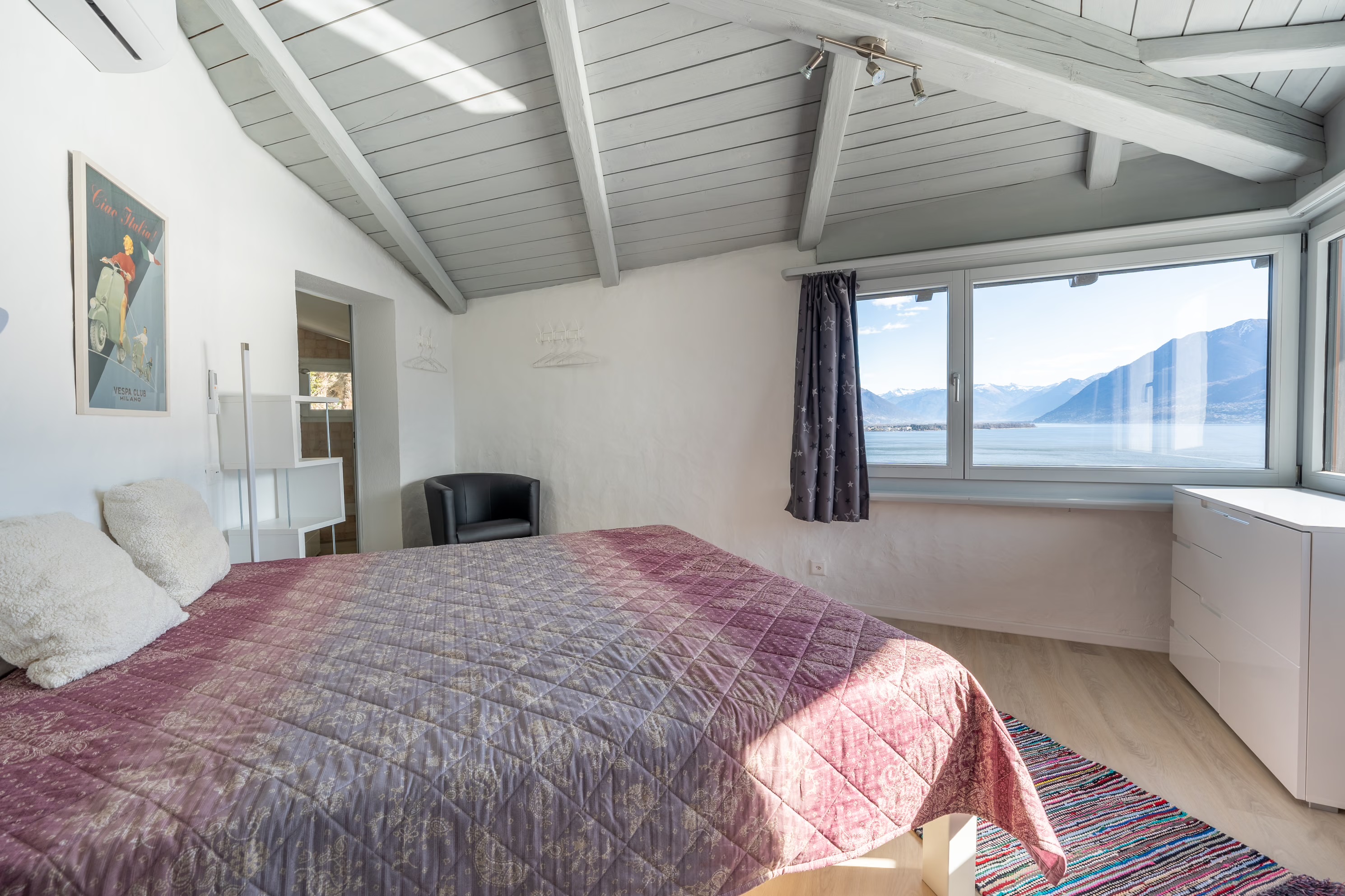Schlafzimmer mit Blick auf den Lago Maggiore